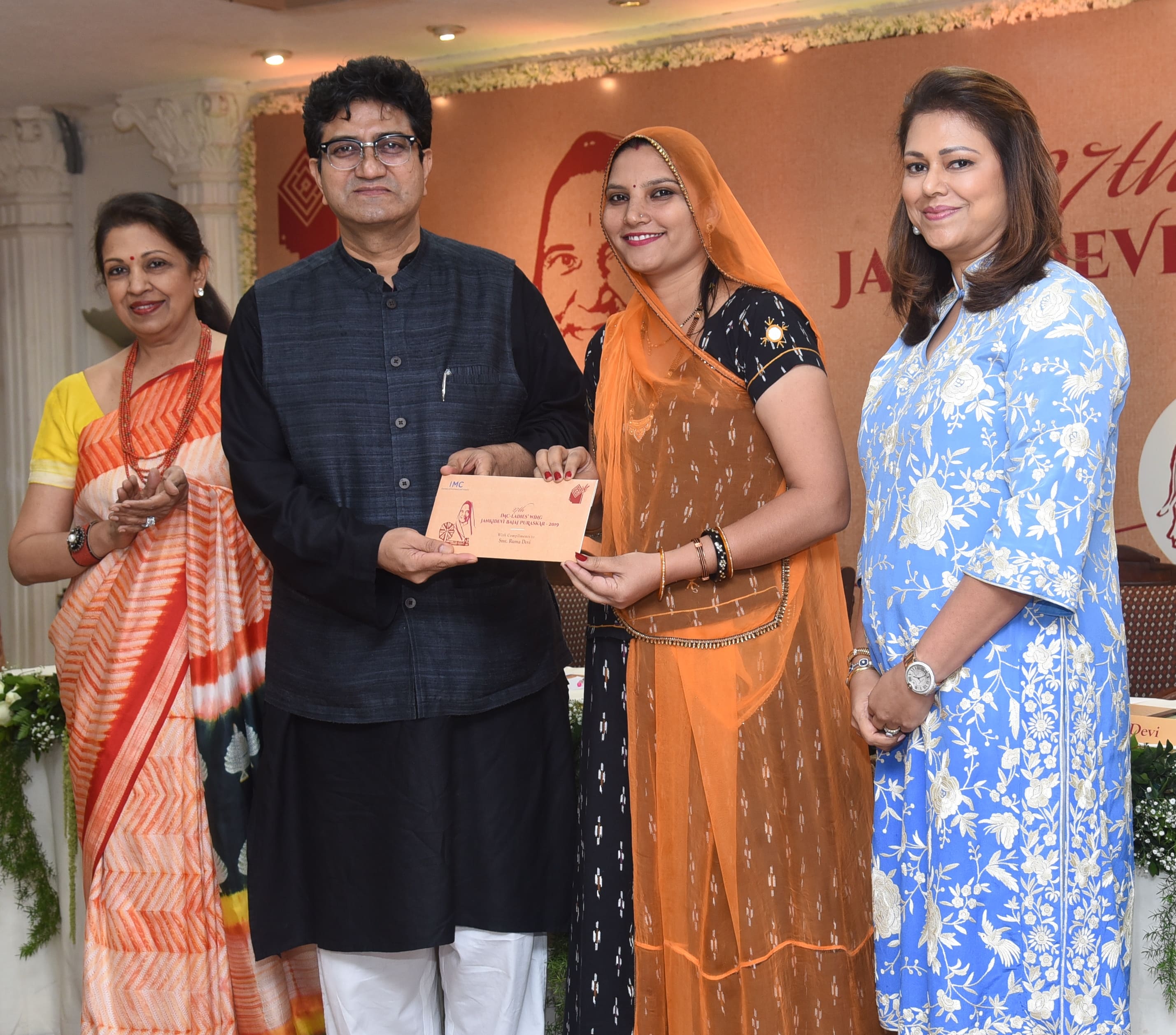  (L-R) Mrs. Nayantara Jain - Chairperson JBP Committee, Mr. Prasoon Joshi, Ms. Ruma Devi (Winner), Vanita Bhandari, President IMC Ladies Wing
