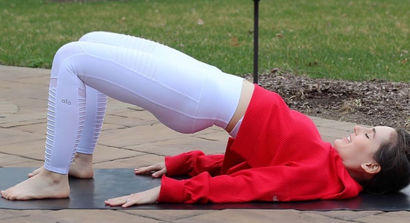 Glute bridges (Photo: kelleyapril/Instagram)