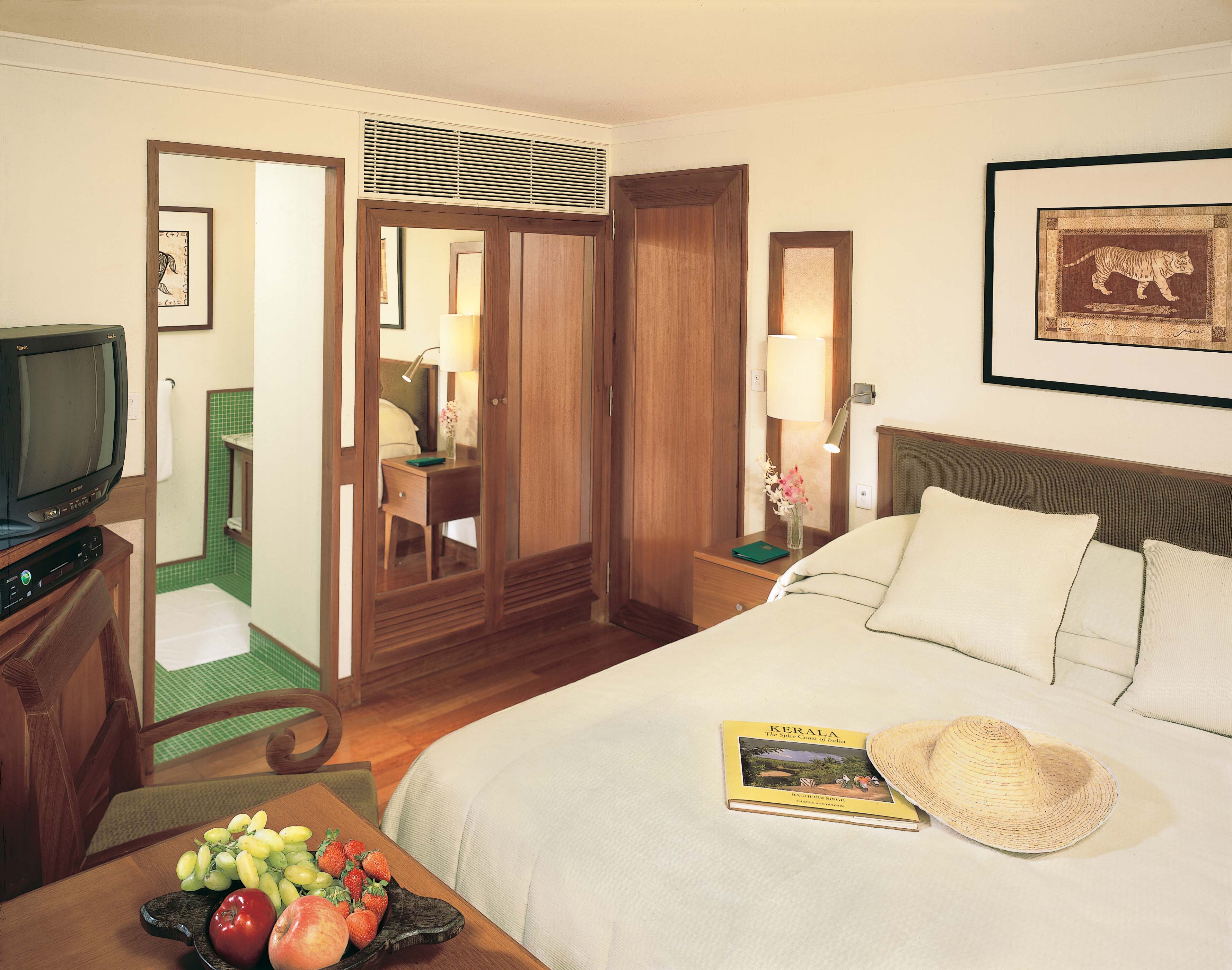 Deluxe Cabin - The Oberoi Vrinda, Luxury Kerala Cruiser