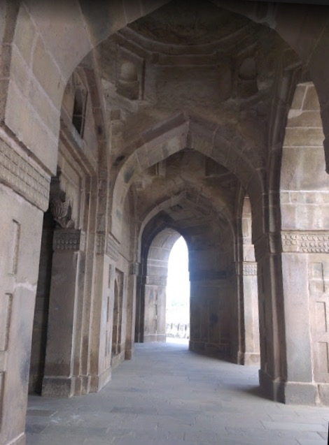 The arched pillars that surround the tomb