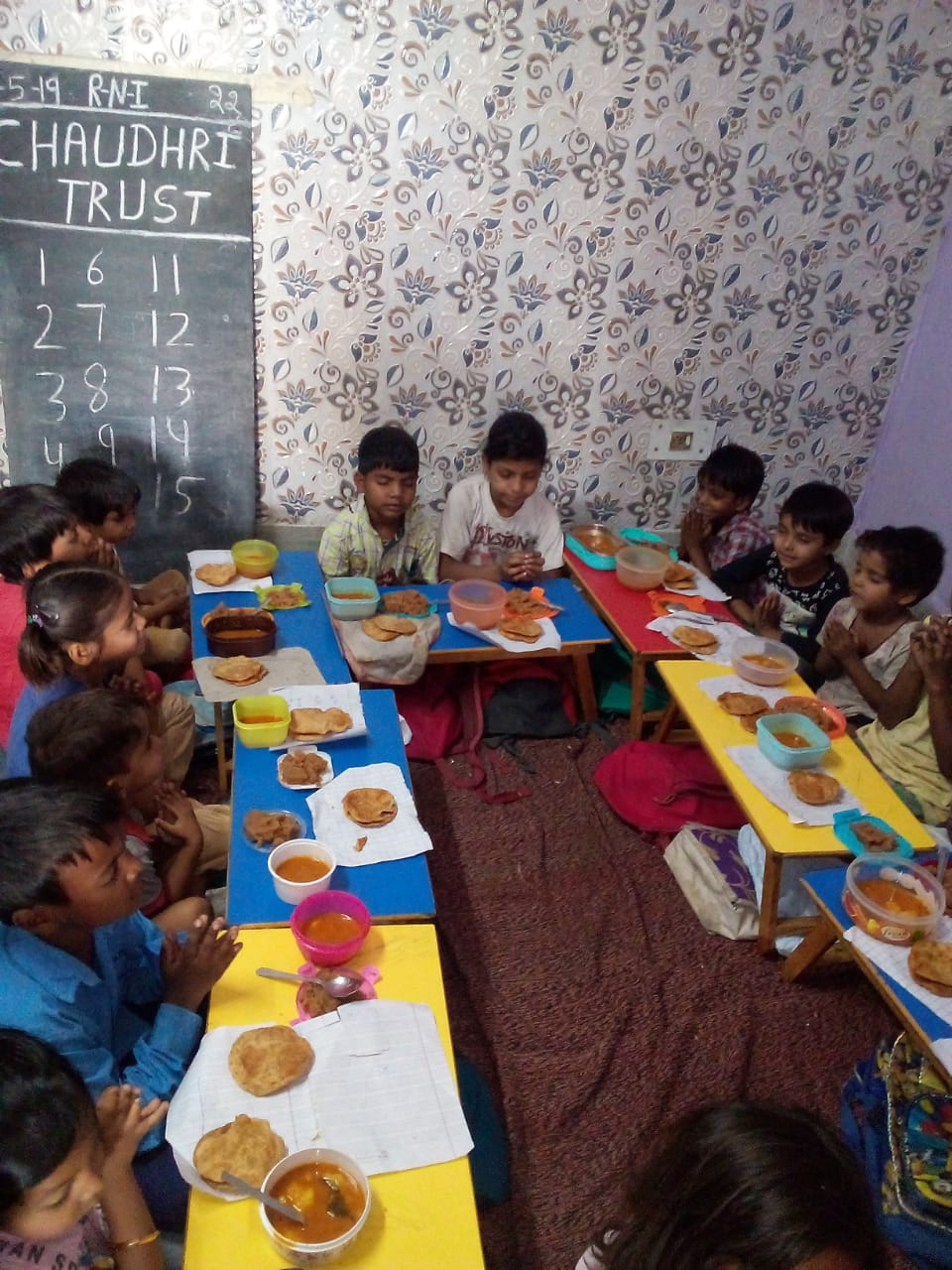 The children say a prayer of thanks before their meal