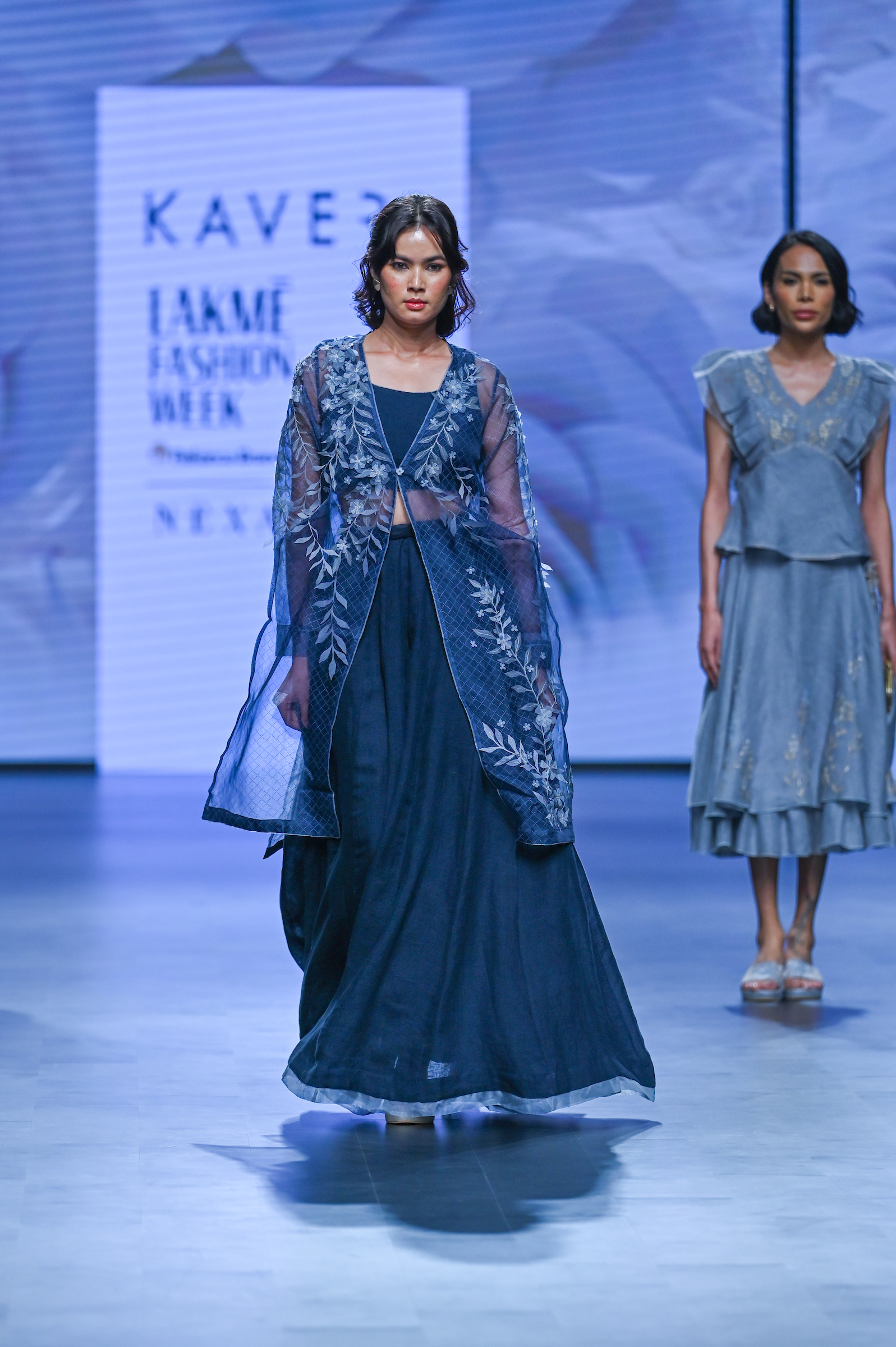 A model presenting Kaveri's “The Romance of the Rose” collection at Lakmé Fashion Week x FDCI
