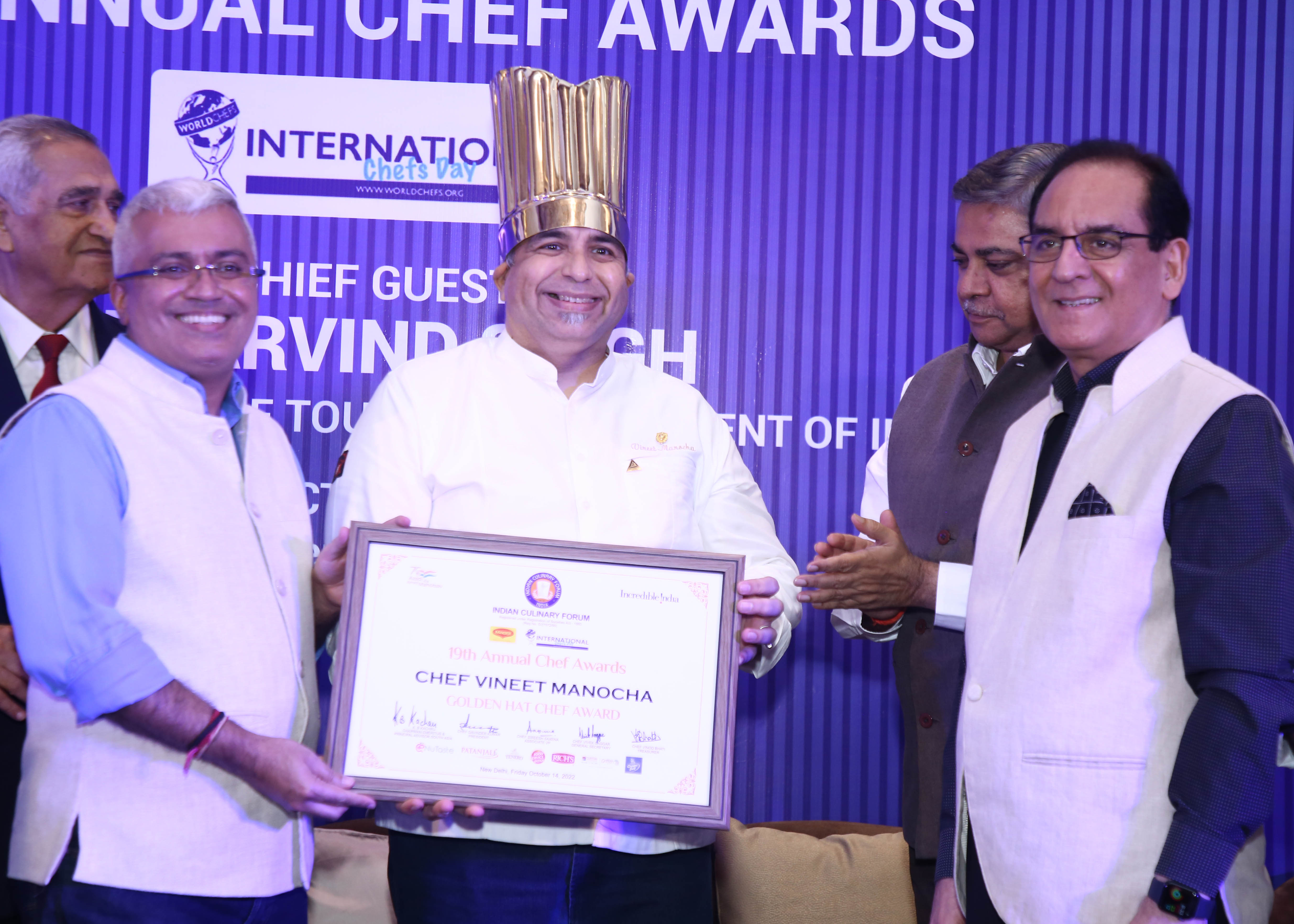 (L-R) Manu Bajaj, Founder & CEO NuTaste Group giving award to Golden Hat winner Chef Vineet Manocha