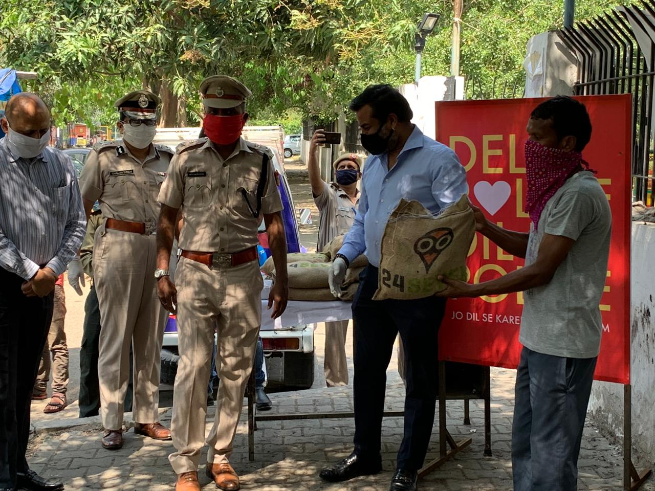 Managing Director, Colorbar with Delhi Police authorites handing out the food relief packages 2