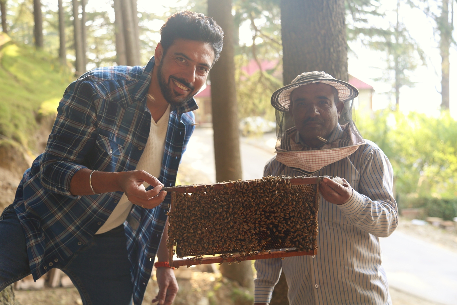 Overcoming his fears, Ranveer gets a hands on experience at bee-keeping in Naggar, HP for LF's Himalayas- The Offbeat Adventure