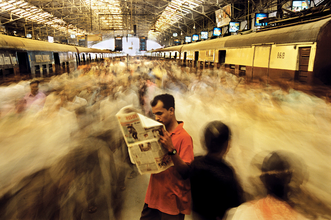 Raghu Rai, Mumbai, Overcrowded local trains connecting Mumbai with its suburbs. Mumbai, India. 2010. (Source: Magnum Photos)