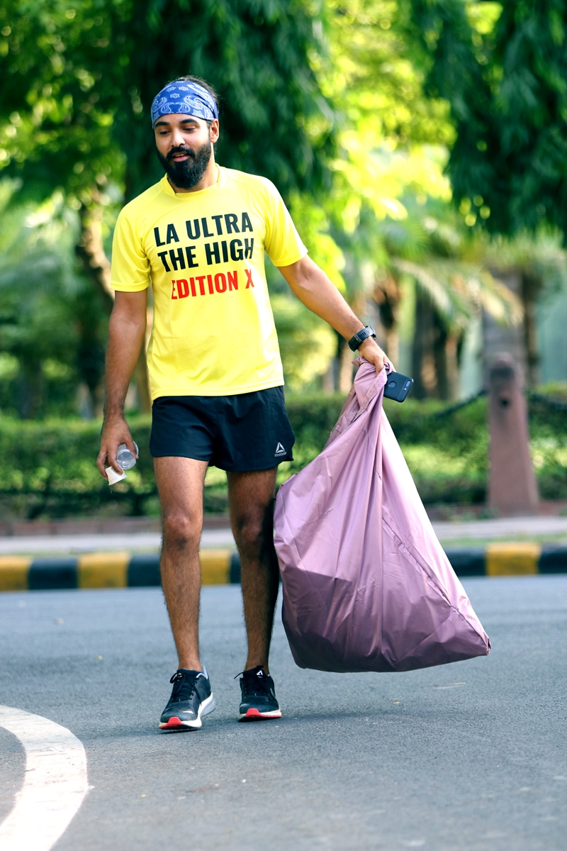 Ripu Daman Bevli picking litter while jogging