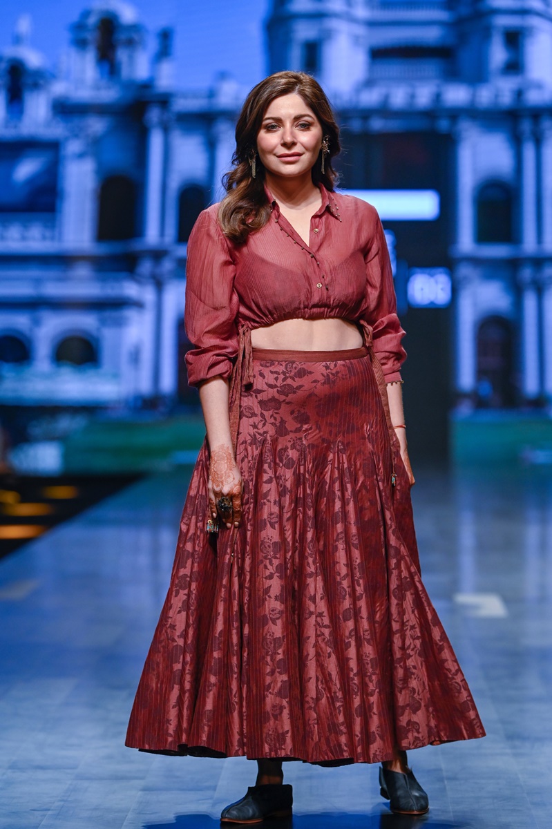 Kanika Kapoor wearing label Swati Kapoor