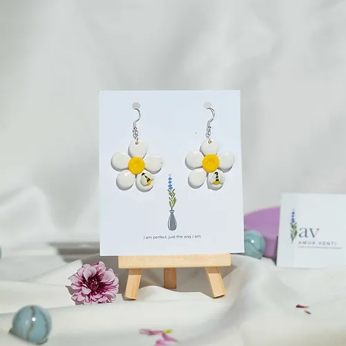 Artistic Elegance: Amor Venti's Daisy Bee Earrings
