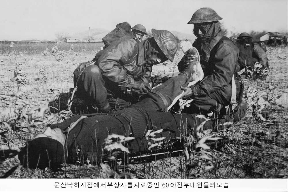 Soldiers of the 60 Para field Ambulance treating the wounded at Munsan Falls