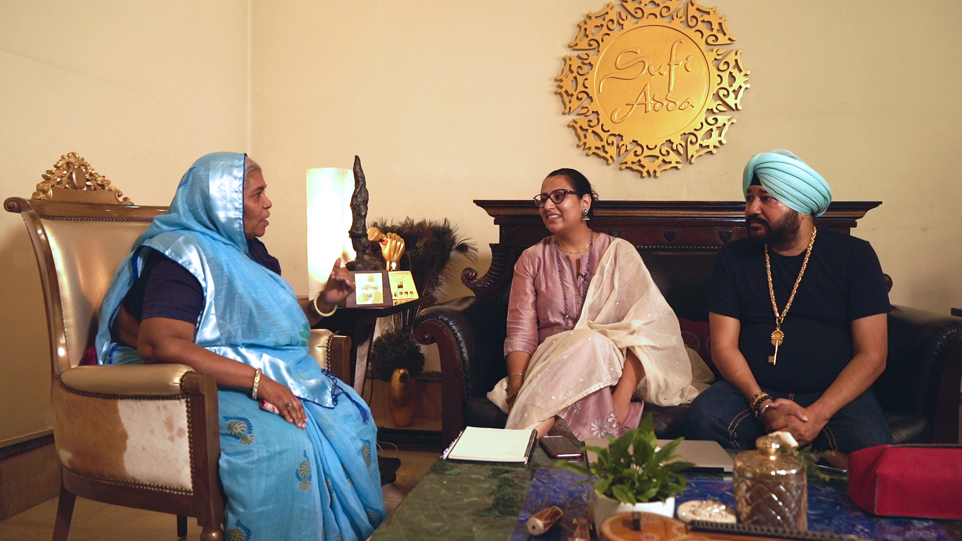 Sugan Devi (Left) with Taran and Daler Mehndi (Middle and Right)