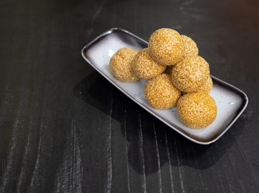 gur laddoo.JPG 