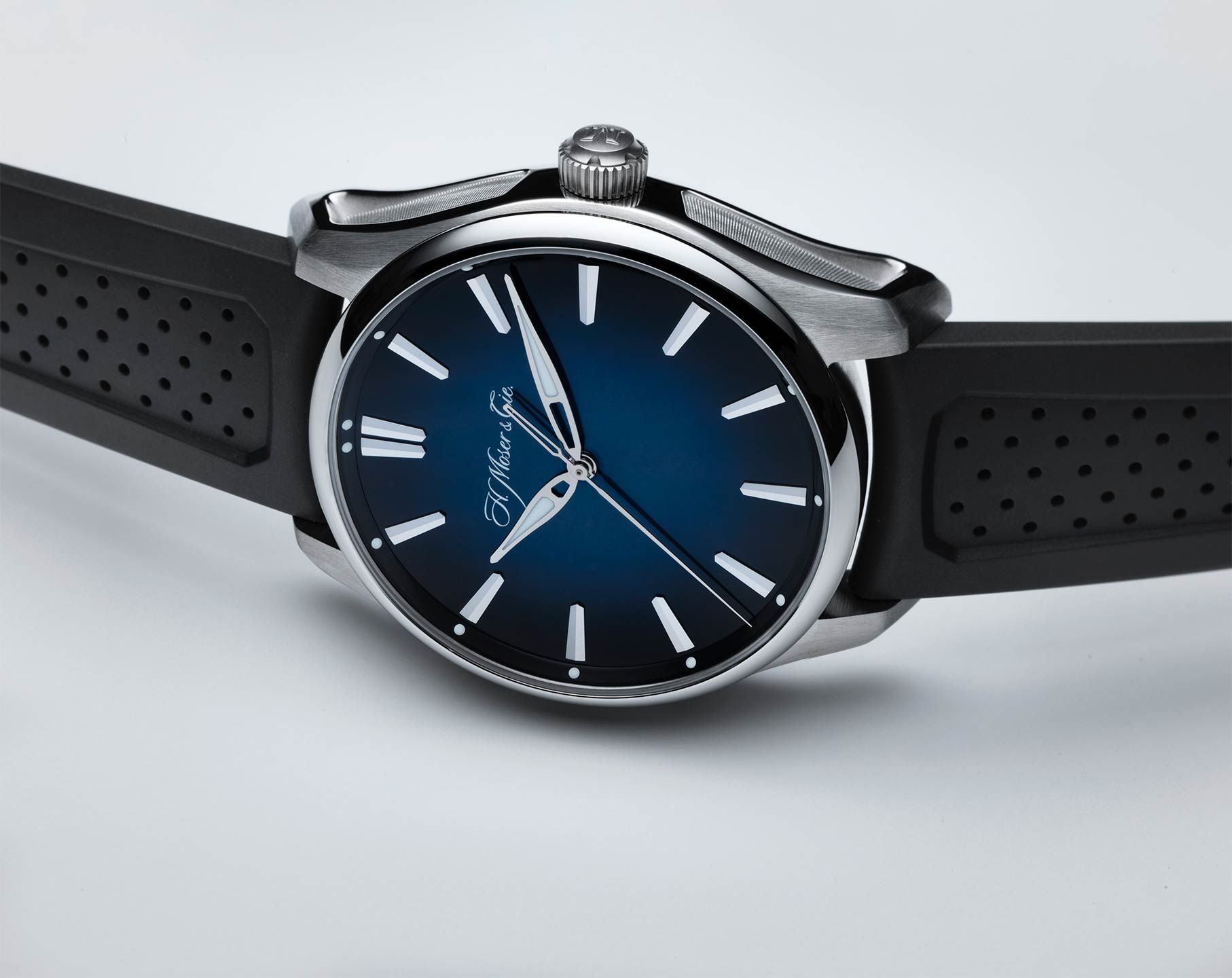 h-moser-cie-pioneer-3200-1200-multiple-4