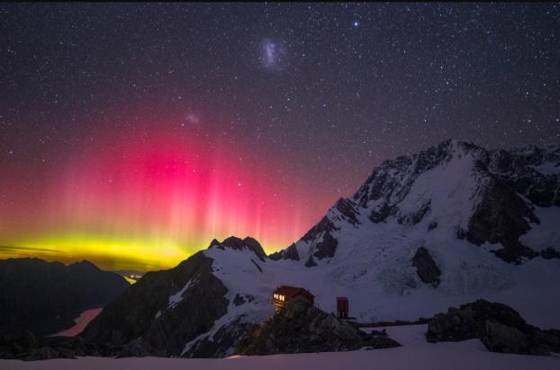 Aurora Australis at Plateu Hut. (Photo by Lee Cook)