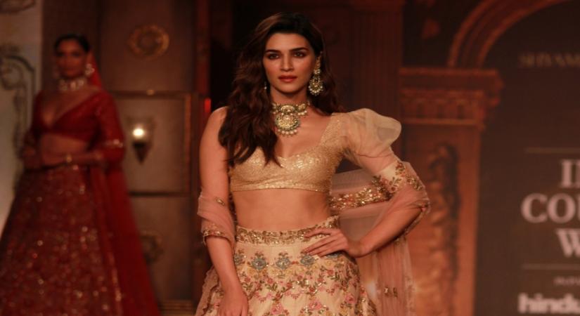 Kriti Sanon walks at ICW 2019