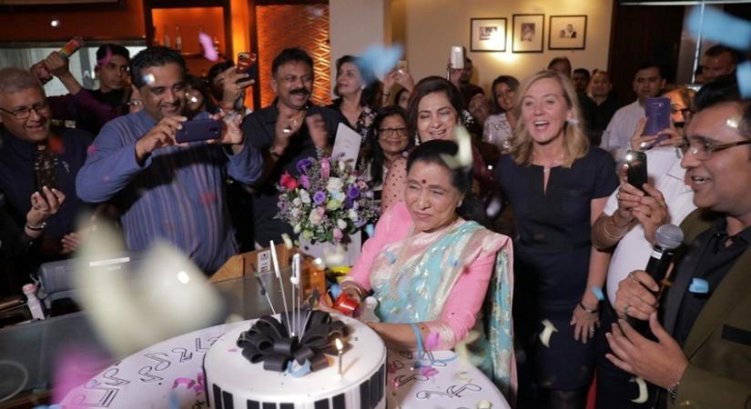 Veteran singer Asha Bhosle celebrates her 86th birthday amidst family and fans in Dubai, on Sep 9, 2019. (Photo: IANS)