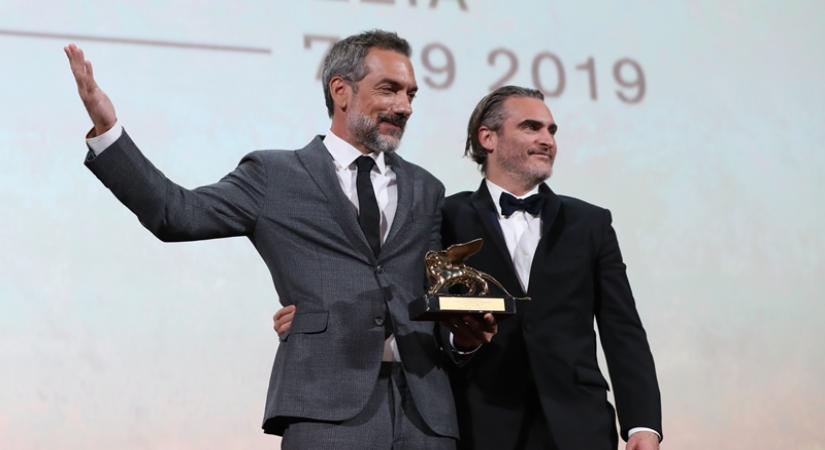  American director Todd Phillips (L) celebrates with actor Joaquin Phoenix after Todd Phillips' film "Joker" winning the Golden Lion for best film at the 76th Venice Film Festival in Venice, Italy, on Sept. 7, 2019. The film "Joker" by American director Todd Phillips won the Golden Lion at the 76th Venice Film Festival on Saturday. (Xinhua/Cheng Tingting/IANS)