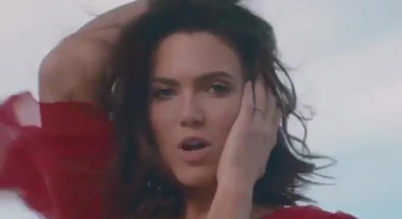  Singer-actress Mandy Moore