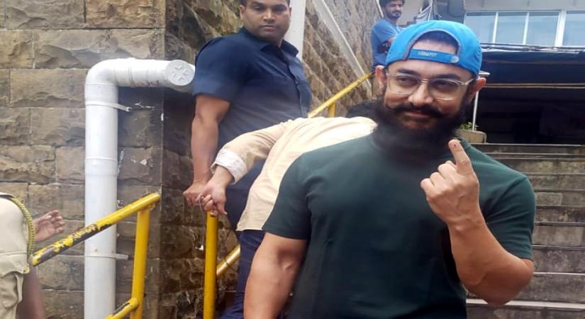Mumbai: Actor Aamir Khan shows his inked finger after casting his vote for Maharashtra Assembly elections, in Mumbai on Oct 21, 2019. (Photo: IANS)