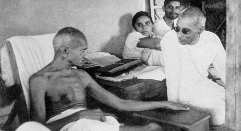 Mahatma Gandhi during a discussion with Rajagopalachari, Sevagram, June 1940. (Photo Courtesy: mkgandhi.org)