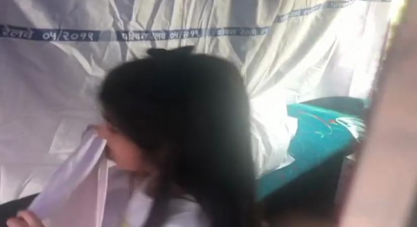 Actor Akshay Kumar, who was accompanied by his daughter Nitara on the special train journey from Mumbai to Delhi for the promotions of his film "Housefull 4", says he was a "little worried on how to keep the little one entertained".