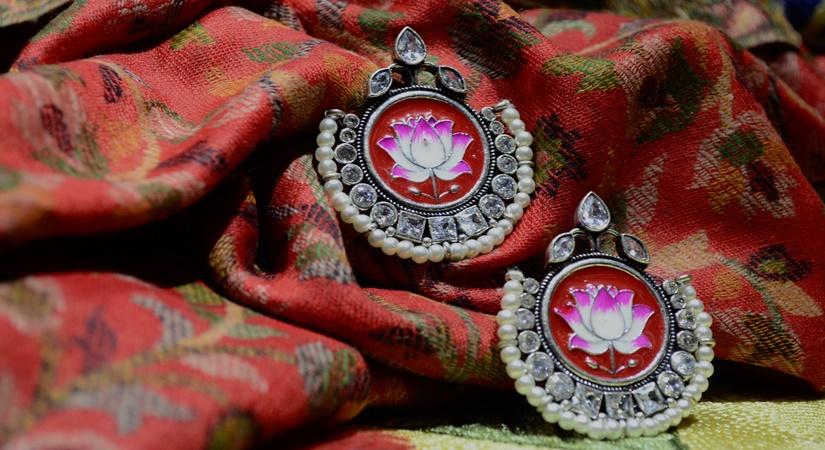 Visit artisanal boutique India Artisan Gallery at The Claridges, New Delhi for festive finds like ethnic jewellery, handcrafted pashmina shawls and handpicked local crafts. Source: India Artisan Gallery