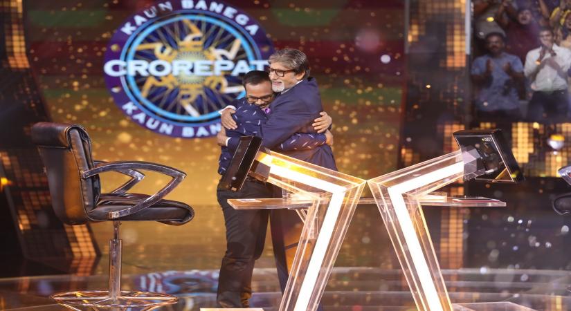 Actor Amitabh Bachchan along with Sanoj Raj 1st Crorepati of Kaun Banega Crorepati.