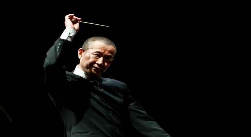 SANTIAGO, Jan. 5, 2015 (Xinhua) -- Chinese composer Tan Dun gestures after directing the concert "Trilogy of Martial Arts" at the 22nd International Festival "Santiago a Mil" in Santiago, capital of Chile, on Jan. 4, 2015. The concert "Trilogy of Martial Arts" is composed of songs that belong to the original soundtracks of the movies "Hero" of Zhang Yimou, "Crouching Tiger, Hidden Dragon" of Ang Lee, and "The Banquet" of Feng Xiaogang. The 16-day festival was opened on Jan. 3 to stage over 90 sh