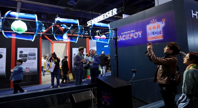 The holographic slot machine. (Xinhua/Li Ying/IANS)