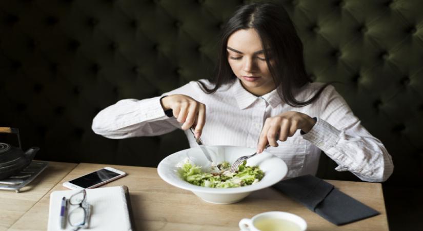 Want to cut food intake? Dine alone