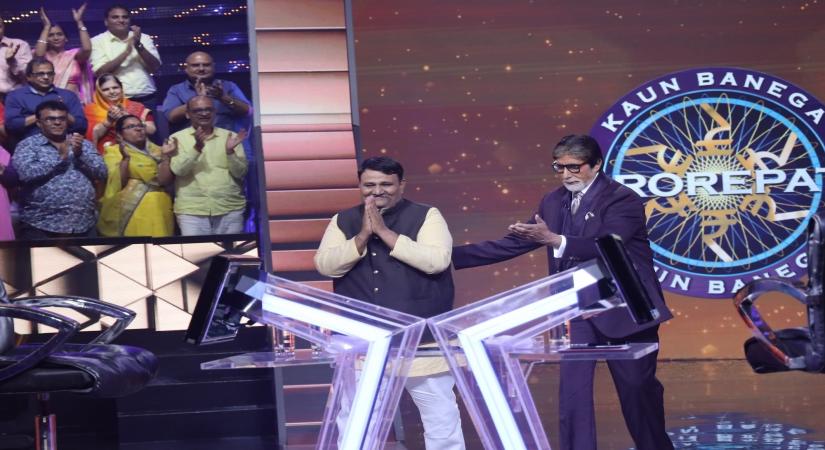 Shyam Sunder Paliwal with host Amitabh Bachchan on the sets of "Kaun Banega Crorepati".