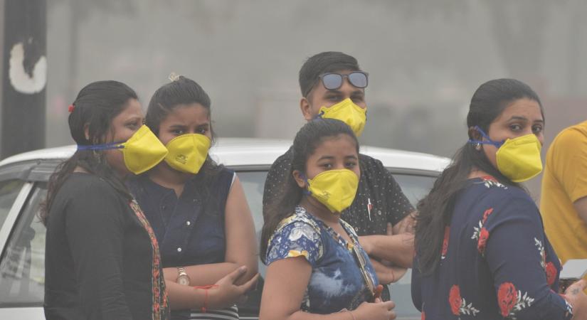 New Delhi: People wear masks to protect themselves from air pollution as smog engulfs New Delhi on Nov 3, 2019. (Photo: IANS)