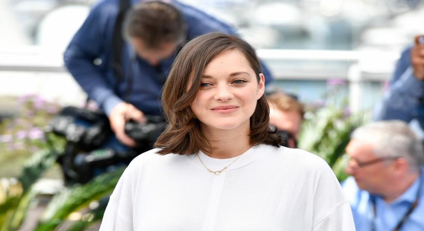CANNES, May 17, 2017 (Xinhua) -- Actress Marion Cotillard of the film "Ismael's Ghosts" poses for a photocall before the opening of the 70th Cannes Film Festival in Cannes, France, on May 17, 2017. The film "Ismael's Ghosts" directed by French director Arnaud Desplechin will unveil the film festival at the opening ceremony. (Xinhua/Chen Yichen/IANS)