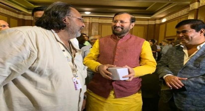 Filmmaker Eddy Singh interacts with Union Minister Prakash Javadekar.
