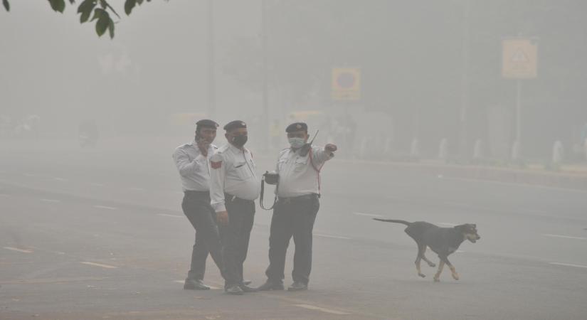 New Delhi: Traffic police personnel wear masks to protect themselves from pollution as smog engulfs New Delhi on Nov 3, 2019. (Photo: IANS)