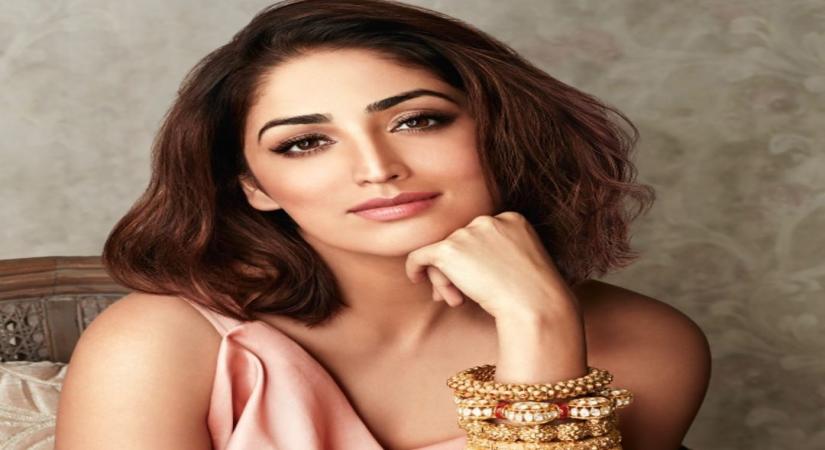 Yami Gautam starts her Monday flaunting a modern yet traditional avatar. The Bollywood beauty posted a picture of her on Instagram where she is seen in a modern peach-coloured dress, which she has teamed up with traditional heavy gold bangles. Yami has chosen to keep her makeup minimal using nude shades of lipstick and eye shadow and she looks stunning.