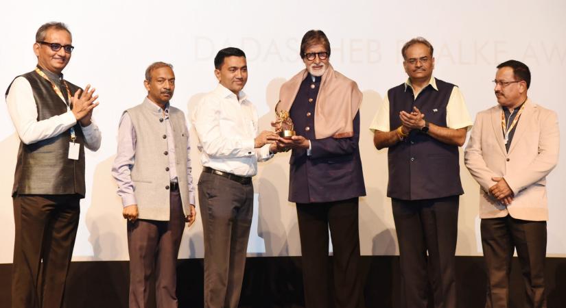 Panaji: Goa Chief Minister Pramod Sawant felicitates the legendary actor Amitabh Bachchan at the Dada Saheb Phalke Retrospective, during the 50th International Film Festival of India (IFFI-2019) in Panaji, Goa on Nov 21, 2019. Also seen Information and Broadcasting Secretary Amit Khare. (Photo: IANS/PIB)