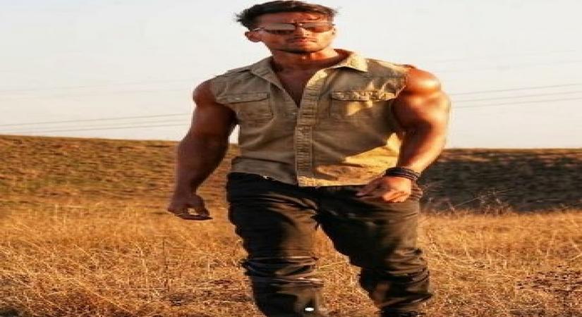 Tiger Shroff is not new to showcasing his well-chiselled body. The actor in a new photograph is seen flaunting his big biceps as he shoots for the third installment of "Baaghi" in Serbia.