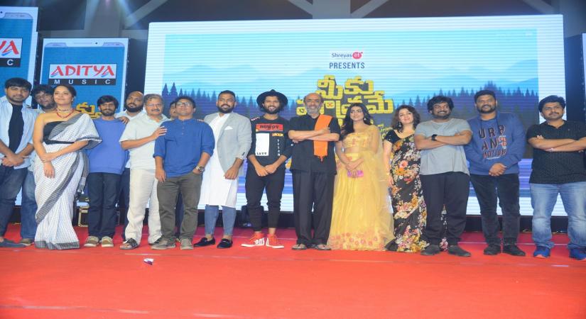 Actor Vijay Devarakonda's Meeku Maathrame Cheptha pre-release event held at JRC Convention Centre, Film Nagar in Hyderabad. (Photo: IANS)