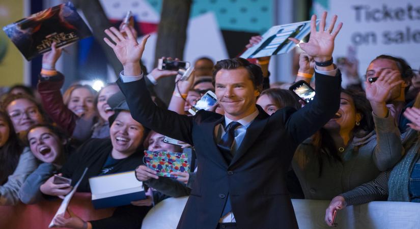 TORONTO, Sept. 10, 2017 (Xinhua) -- Actor Benedict Cumberbatch (front) poses for photos with fans as he attends the world premiere of the film "The Current War" at Princess of Wales Theatre during the 2017 Toronto International Film Festival in Toronto, Canada, Sept. 9, 2017. (Xinhua/Zou Zheng/IANS)