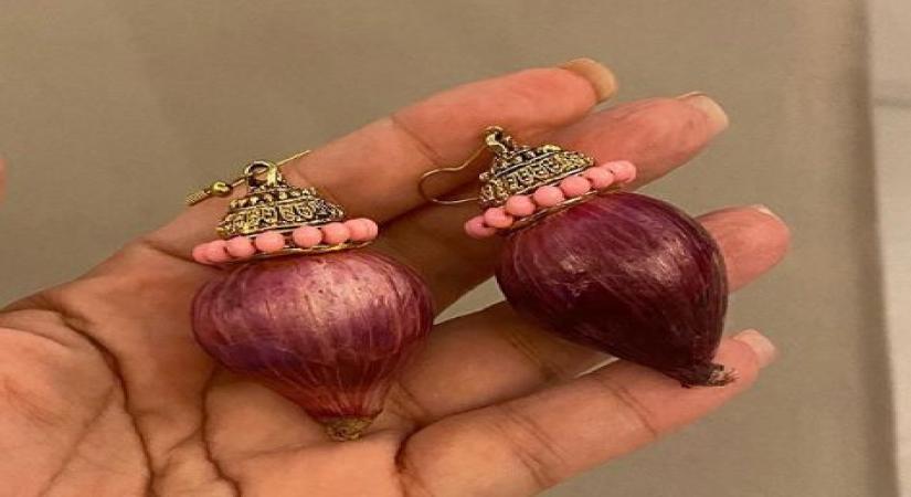 Authour-producer Twinkle Khanna, who is known for her wit and humour, recently took a dig at the rising prices of onions in India. Twinkle on Thursday took Instagram and shared  a picture of onion earrings, which her husband Akshay Kumar brought for her.