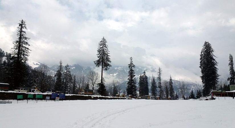 A view of snow clad Manali after fresh snowfalls. (Photo: IANS)