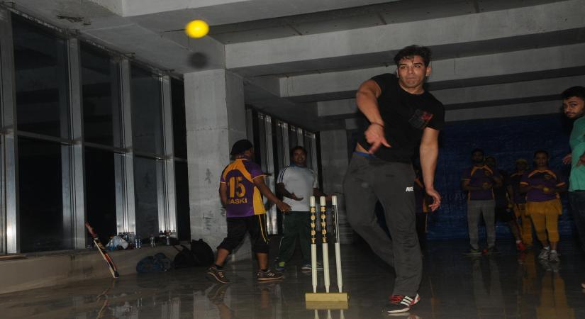 Mumbai:Paras Chhabra duing the practice session Box Cricket League team Rowdy Bangalore in Mumbai on 10 Nov. 2014. (Photo: IANS)