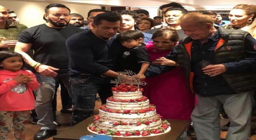 Salman Khan cuts birthday cake with family & friends as B'town Dabangg  Khan turns a year older