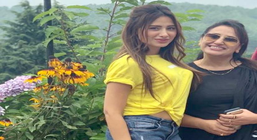 Actress Mahira Sharma with her mother Sania.
