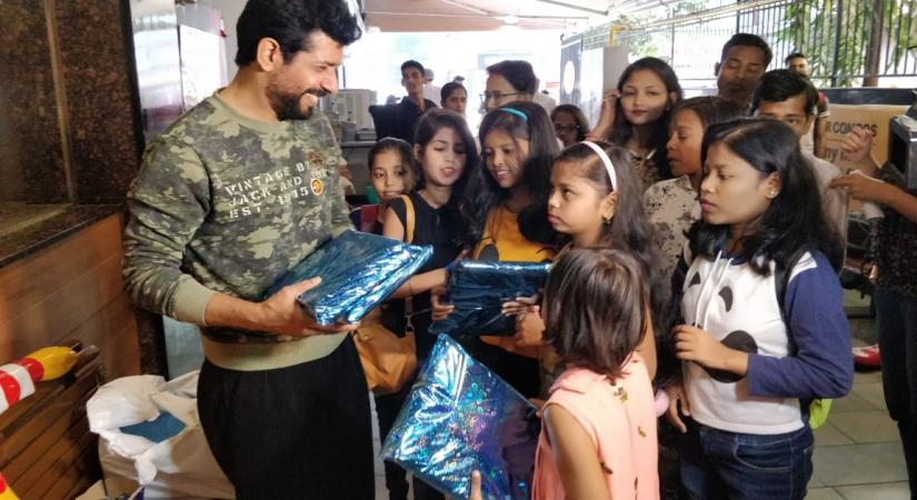 "Mukkabaaz" actor Viineet Kumar on Tuesday celebrated New Year's eve in a noble way. He took a bunch of underprivileged kids along with him to a fast food joint for burgers and fries.