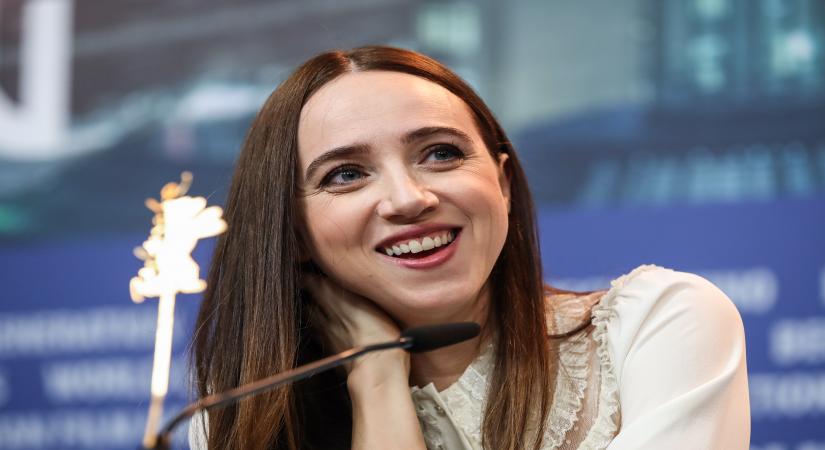 BERLIN, Feb. 7, 2019 (Xinhua) -- Actress Zoe Kazan of the film "The Kindness of Strangers" attends a press conference during the 69th Berlin International Film Festival in Berlin, capital of Germany, Feb. 7, 2019. (Xinhua/Shan Yuqi/IANS)