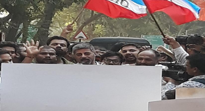 Actor Sushant Singh has been ousted from the reality TV crime series "Savdhaan India", which he was hosting on the channel Star Bharat. The reason being seen is his participation in recent anti-CAA protests in Mumbai.