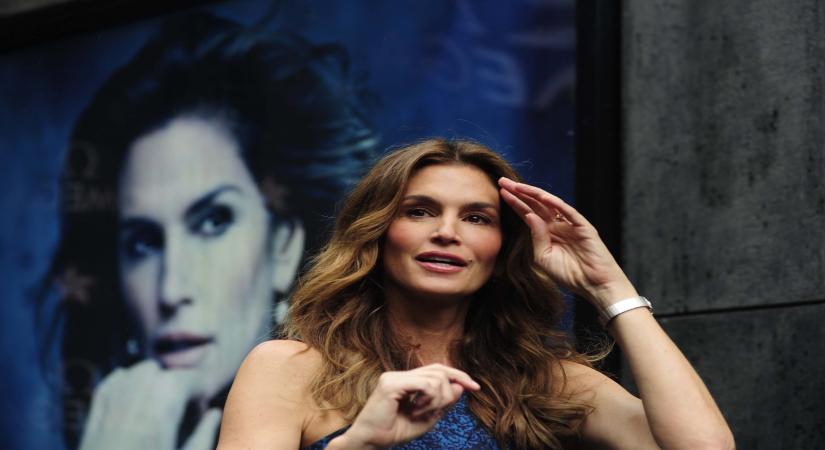 Mumbai: Supermodel Cindy Crawford during the launch of a product in Mumbai on June 18, 2015. (Photo: IANS)