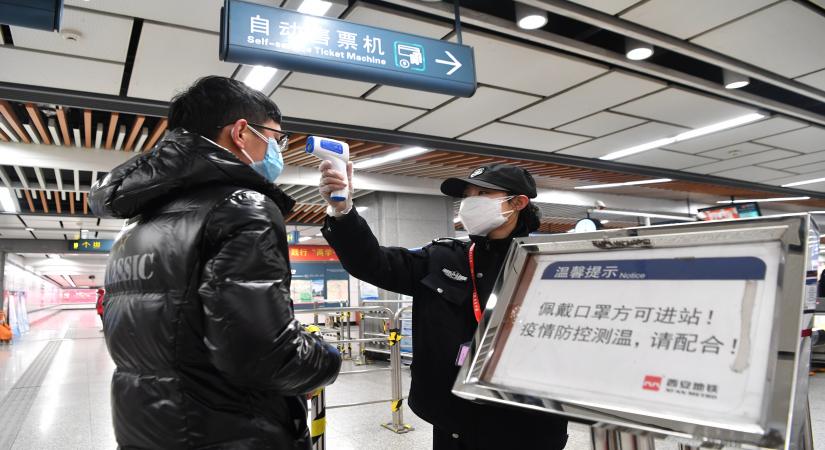 XI'AN, Jan. 28, 2020 (Xinhua) -- A staff member checks a passenger's body temperature at a subway station in Xi'an, capital of northwest China's Shaanxi Province, Jan. 27, 2020. The city has stepped up prevention measures at subways, scenic spots, communities, etc., to curb the spread of the novel coronavirus. (Xinhua/Zhang Bowen)